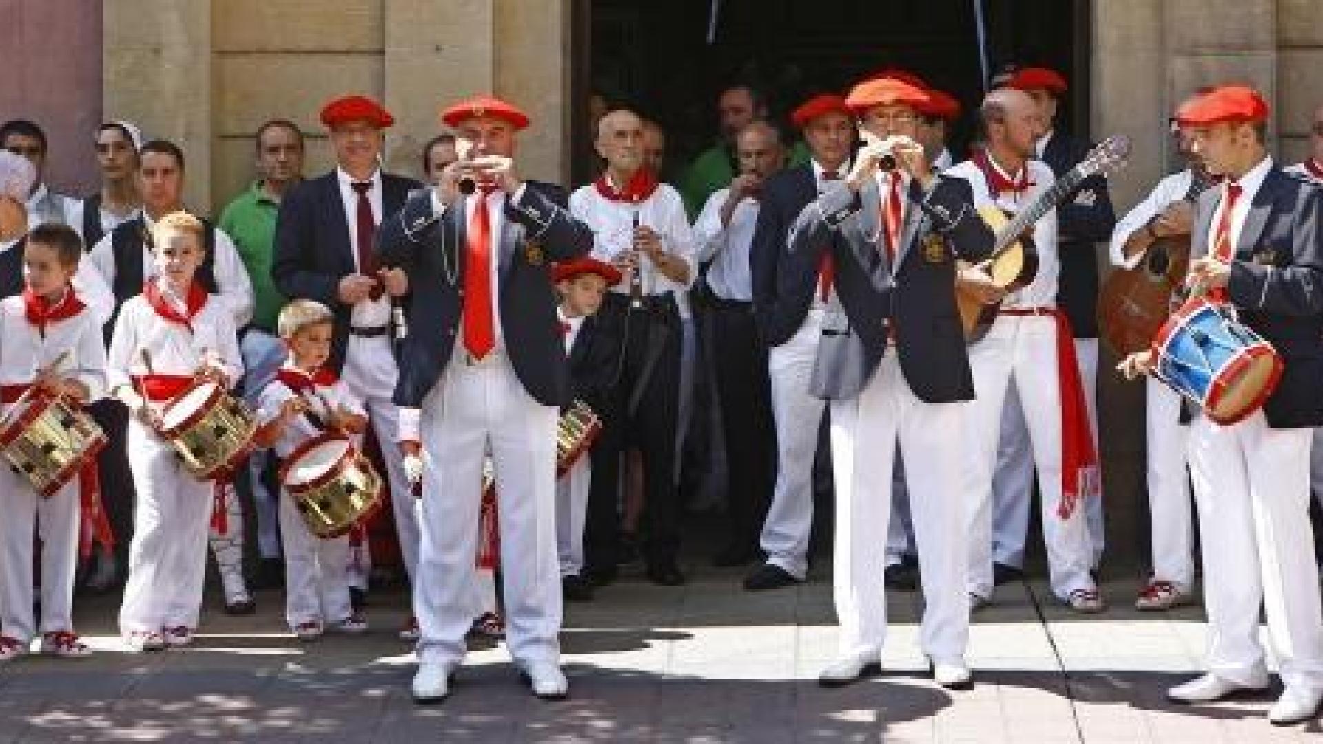 Salvador Montero Abárzuza (izda. con la gaita) y Miguel Ángel Elizaga Arrastia (a su izda. detrás), en la puerta del ayuntamiento durante las pasadas fiestas de agosto de Estella. 	ARCHIVO