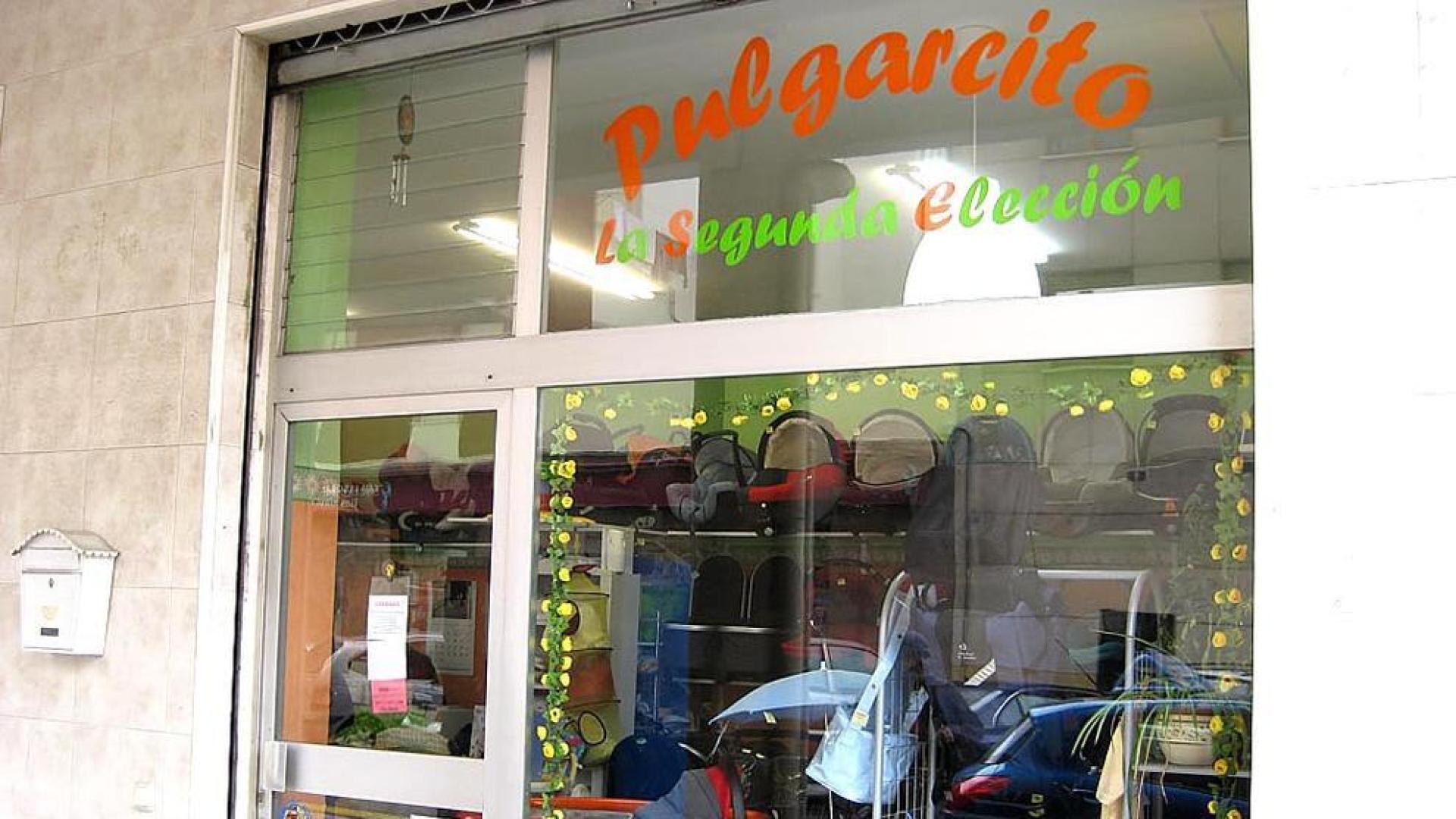Desde que la crisis económica comenzó a azotar hace dos años, muchos ciudadanos han visto en la compra y venta de segunda mano una alternativa para proteger su bolsillo. Otros clientes llevan ya años concienciados en la reutilización y el reciclaje de artículos domésticos.