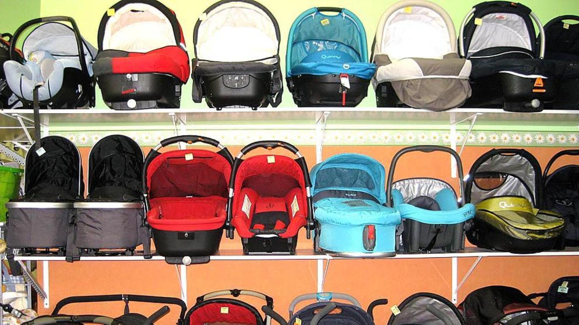Desde que la crisis económica comenzó a azotar hace dos años, muchos ciudadanos han visto en la compra y venta de segunda mano una alternativa para proteger su bolsillo. Otros clientes llevan ya años concienciados en la reutilización y el reciclaje de artículos domésticos.