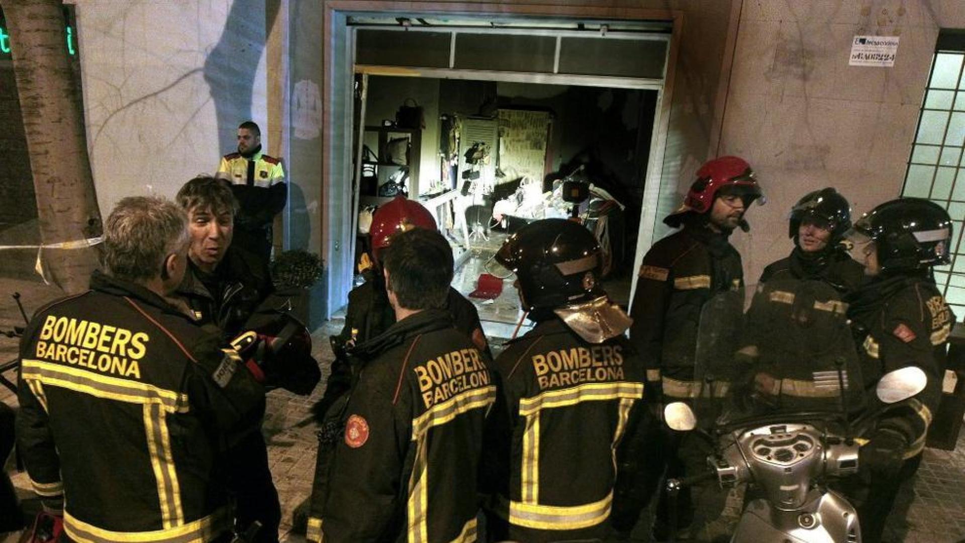 Ocho heridos, entre ellos cinco bomberos, en una explosión en un local de Barcelona