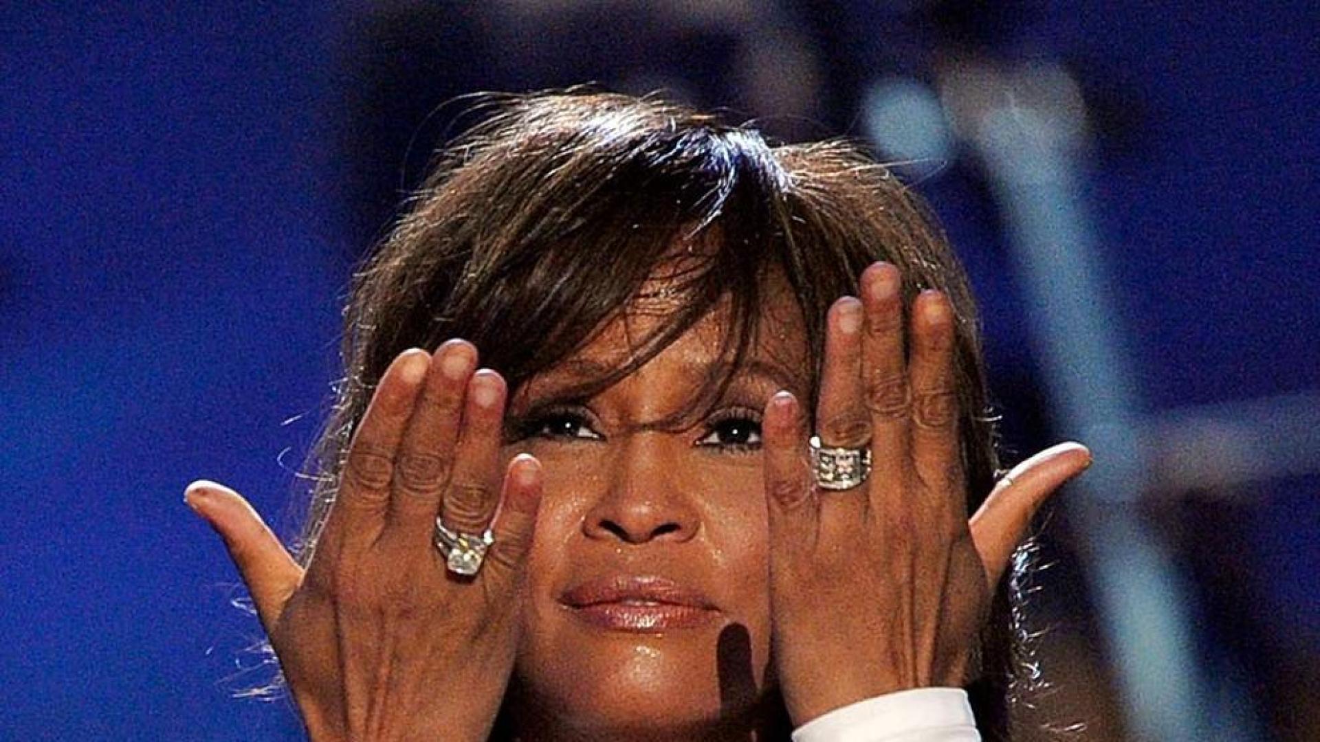 La cantante norteamericana Whiteny Houston falleció a los 48 años en un hotel de Beverly Hills. La artista tuvo una vida marcada por el éxito profesional que se vino abajo debido a un tumultuoso matrimonio así como por sus problemas de adicción.