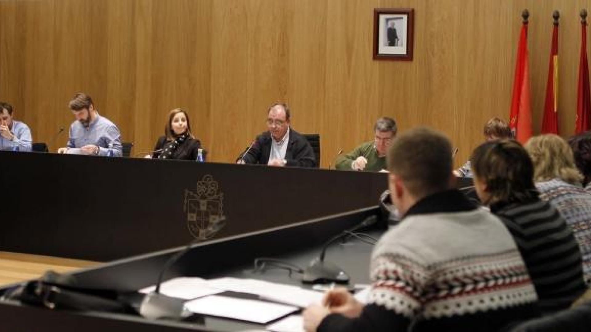 Josetxo Andía (tercero por la izquierda) en el último pleno, con parte de la oposición a la derecha. J.A. GOÑI