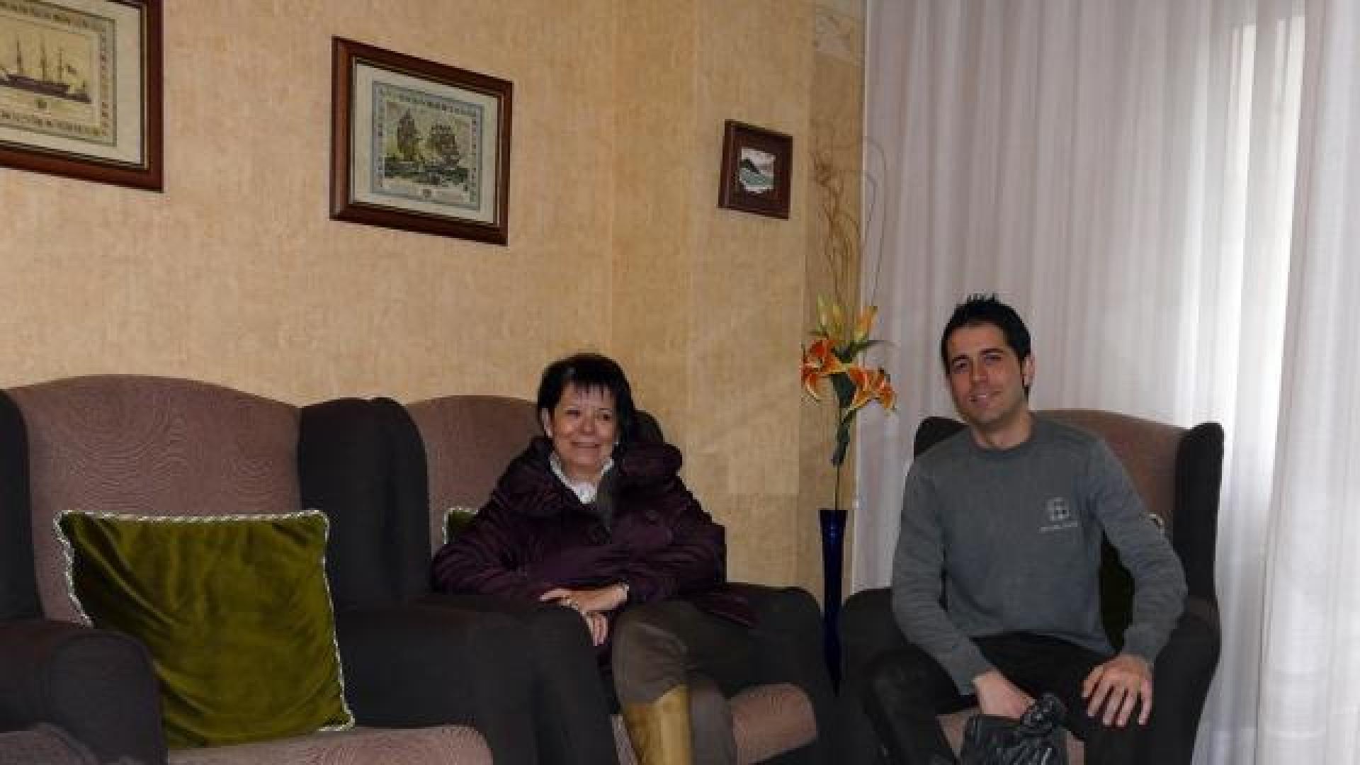 David Balmont Lara (dcha.) y su madre Lucía Lara, en el salón de la vivienda. 	S.M. LUQUIN