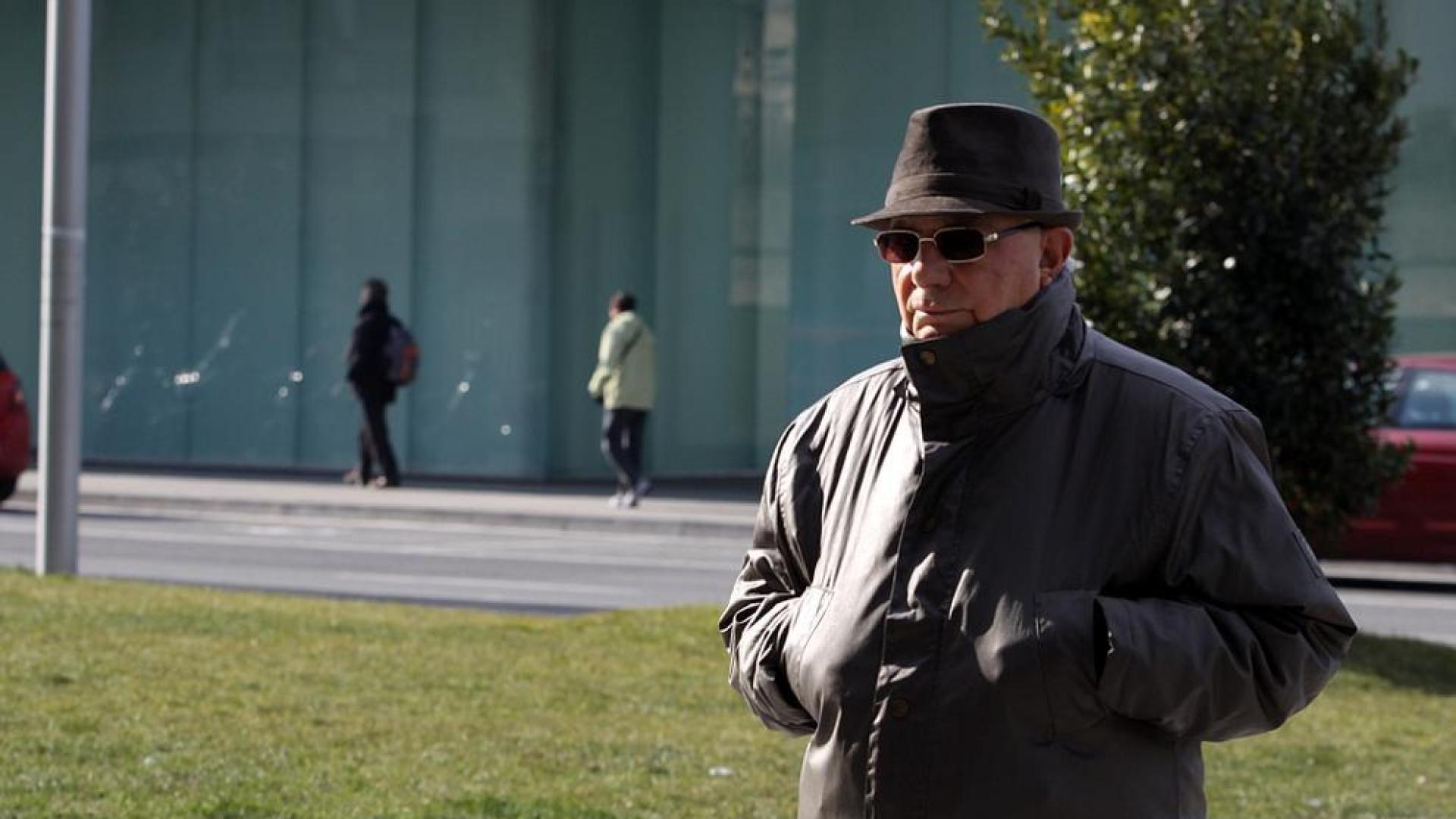 Ni siquiera el sol ha servido para suavizar las gélidas temperaturas de Pamplona. A las 12.00 horas de este miércoles, varios termómetros del centro de la ciudad marcaban -4 grados. Los pamploneses que se han atrevido a salir a la calle han tirado de bufandas, gorros, pañuelos, guantes y todo lo necesario para poder soportar el frío.