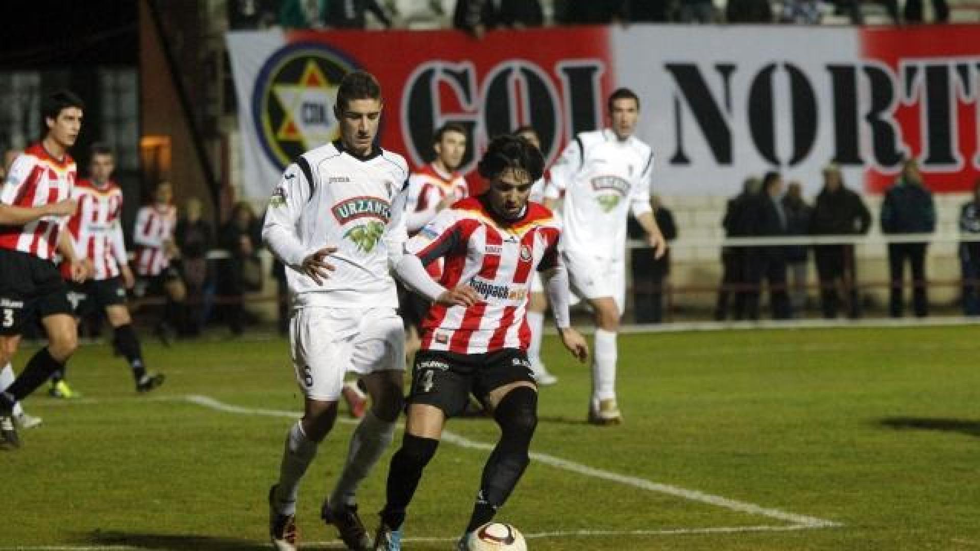 Uno de los jugadores del Tudelano, contra el Logroñés. 	JUSTO RODRÍGUEZ