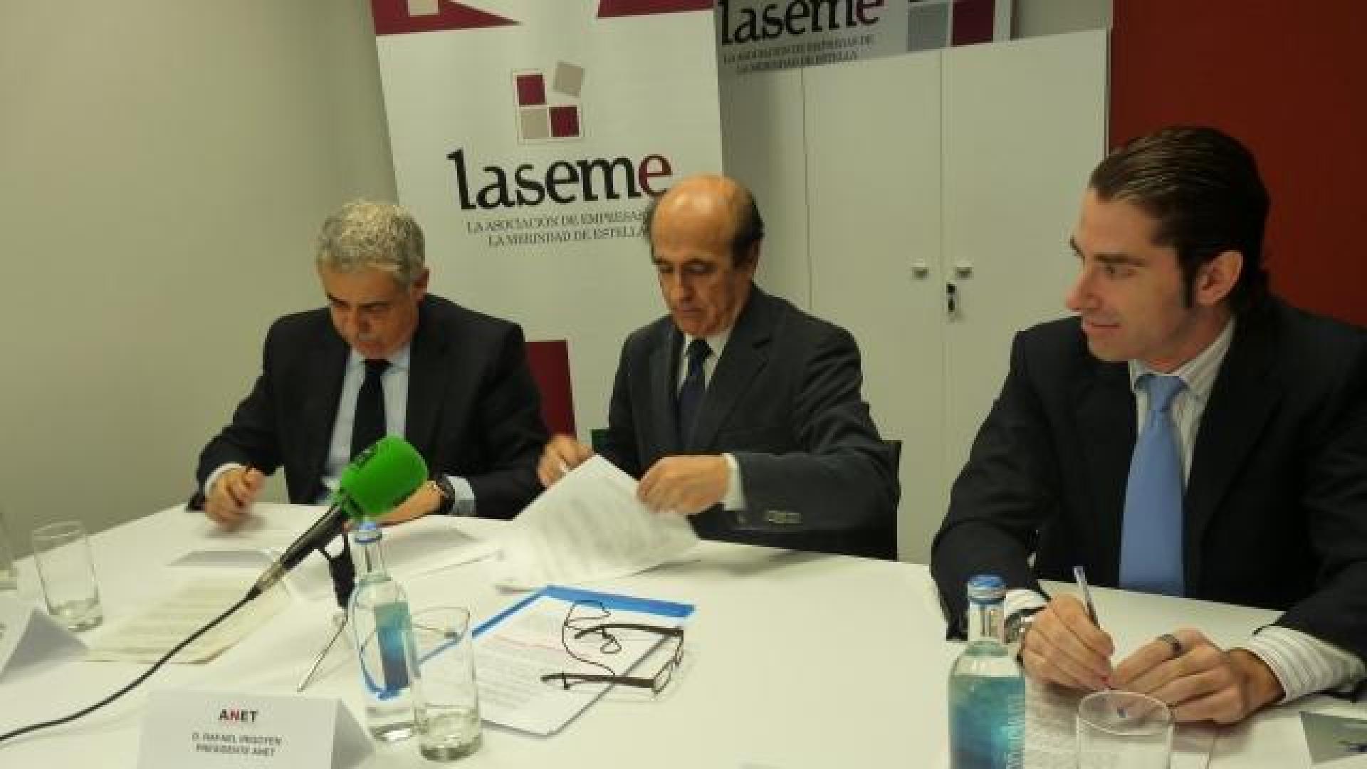 Desde la izquierda, Ángel Ustárroz, Rafael Irigoyen (presidente de ANET) y el secretario de esta asociación Jaime Villanueva. 	M.P.A.