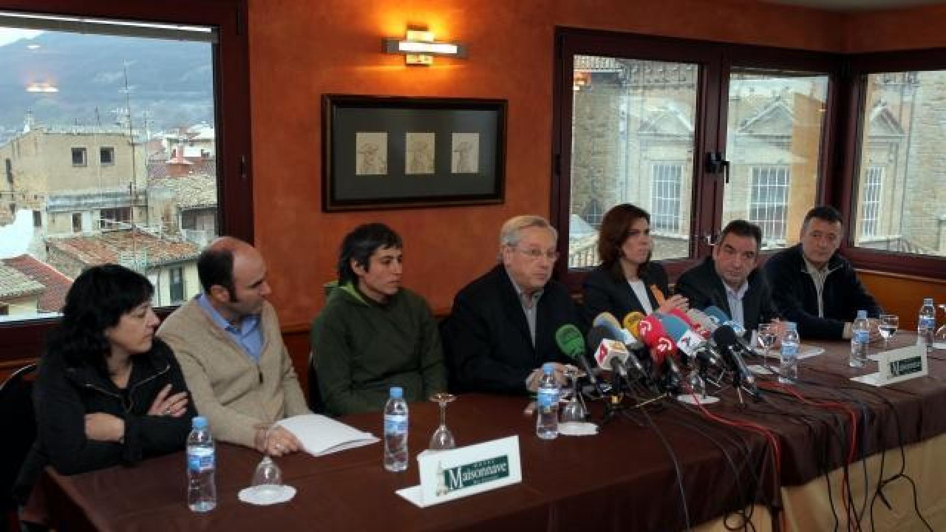 De izda. a dcha.: Asun Fernández de Garaialde (Aralar), Manu Ayerdi (PNV), Paula Kasares (independiente), Patxi Zabaleta (Aralar), Uxue Barkos (indep.), José Ángel Agirrebengoa (PNV) y Patxi Leuza (indep.). CALLEJA