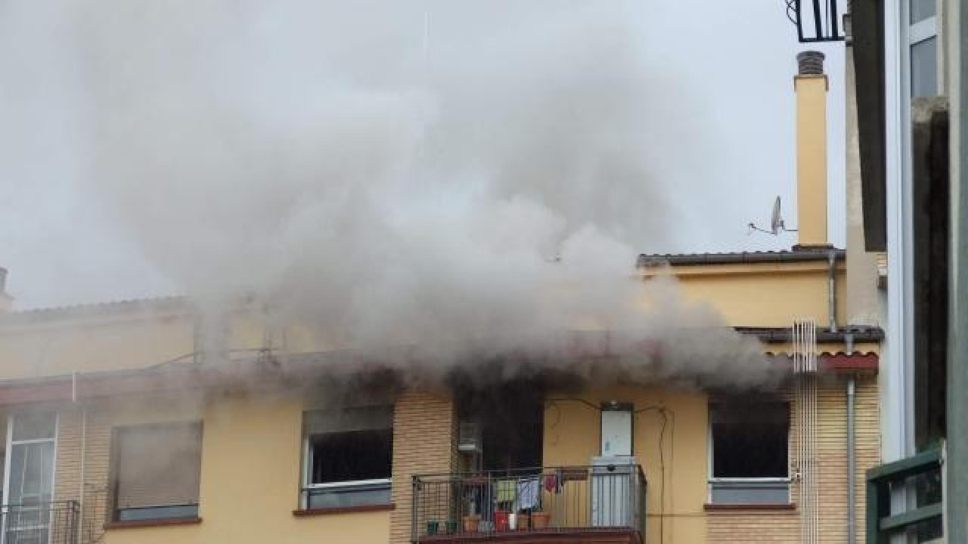 Columna de humo que salía del séptimo piso, foco del incendio. 	UJUÉ GUEMBE