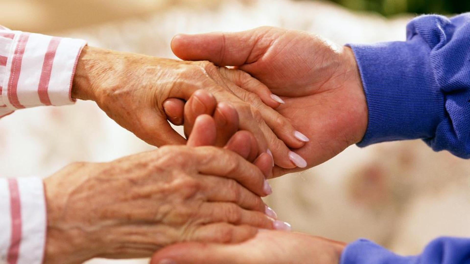 Manos ancianos jubilados