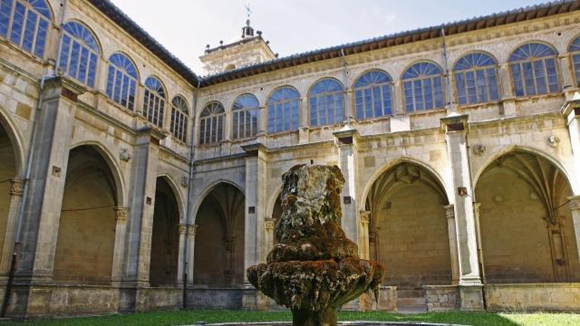El claustro plateresco del monasterio de Irache, que según las previsiones hubiera continuado como zona visitable al turismo. ARCHIVO/MTX