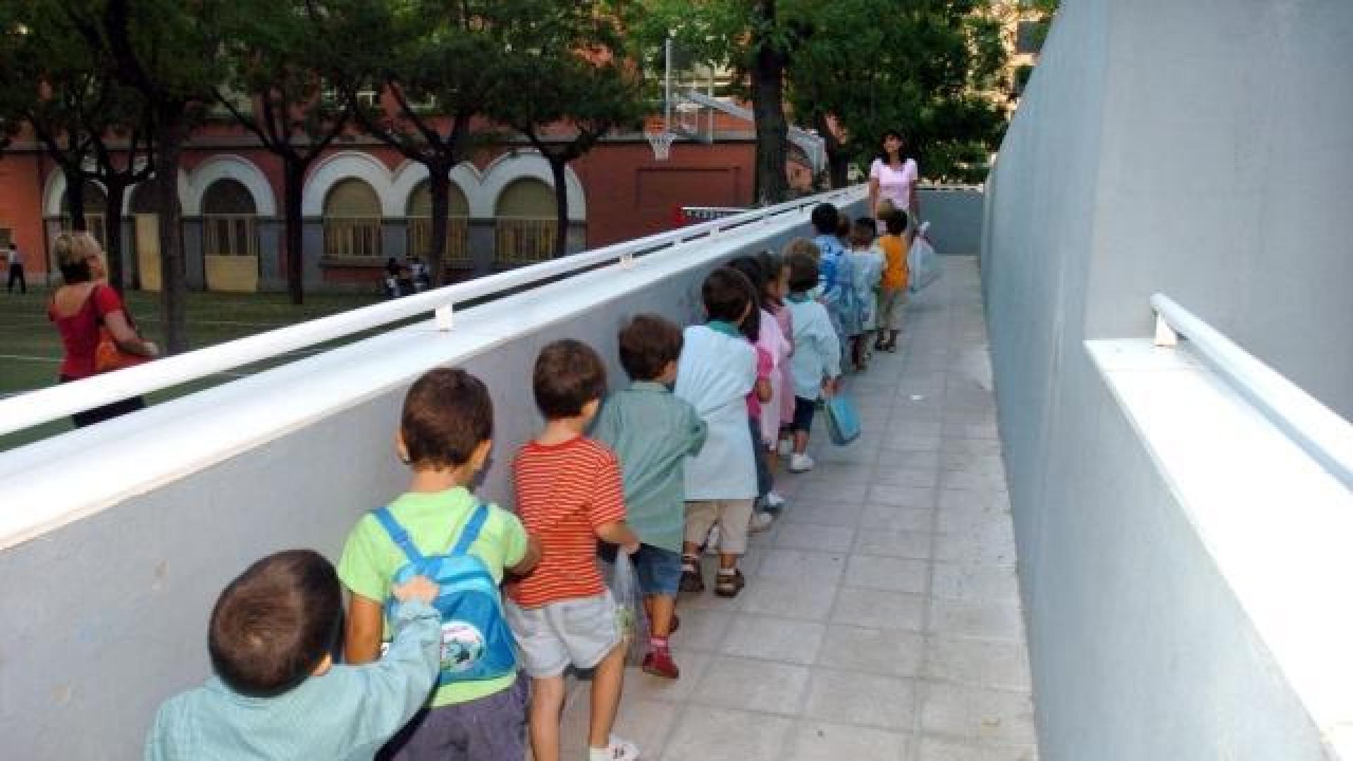 Alumnos de Infantil de un colegio de Madrid, entrando a clase. 	EFE / ARCHIVO