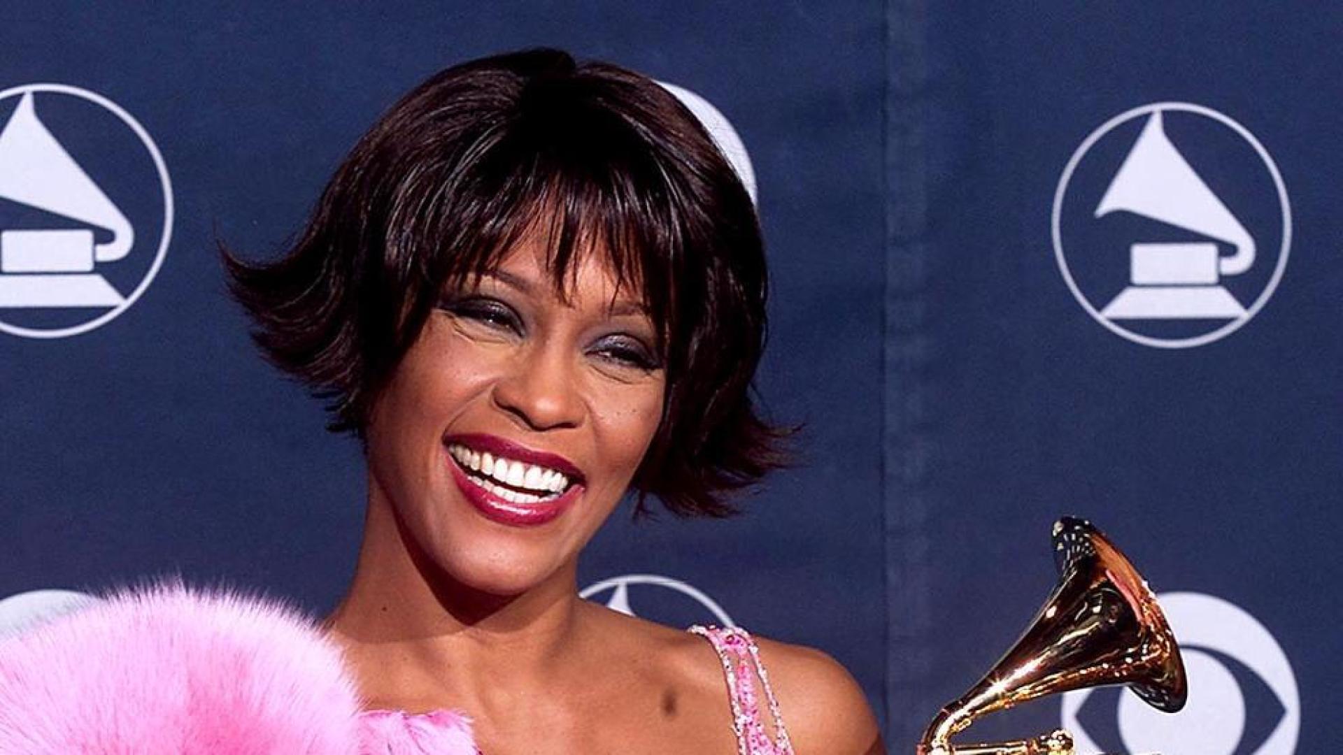 La cantante norteamericana Whiteny Houston falleció a los 48 años en un hotel de Beverly Hills. La artista tuvo una vida marcada por el éxito profesional que se vino abajo debido a un tumultuoso matrimonio así como por sus problemas de adicción.