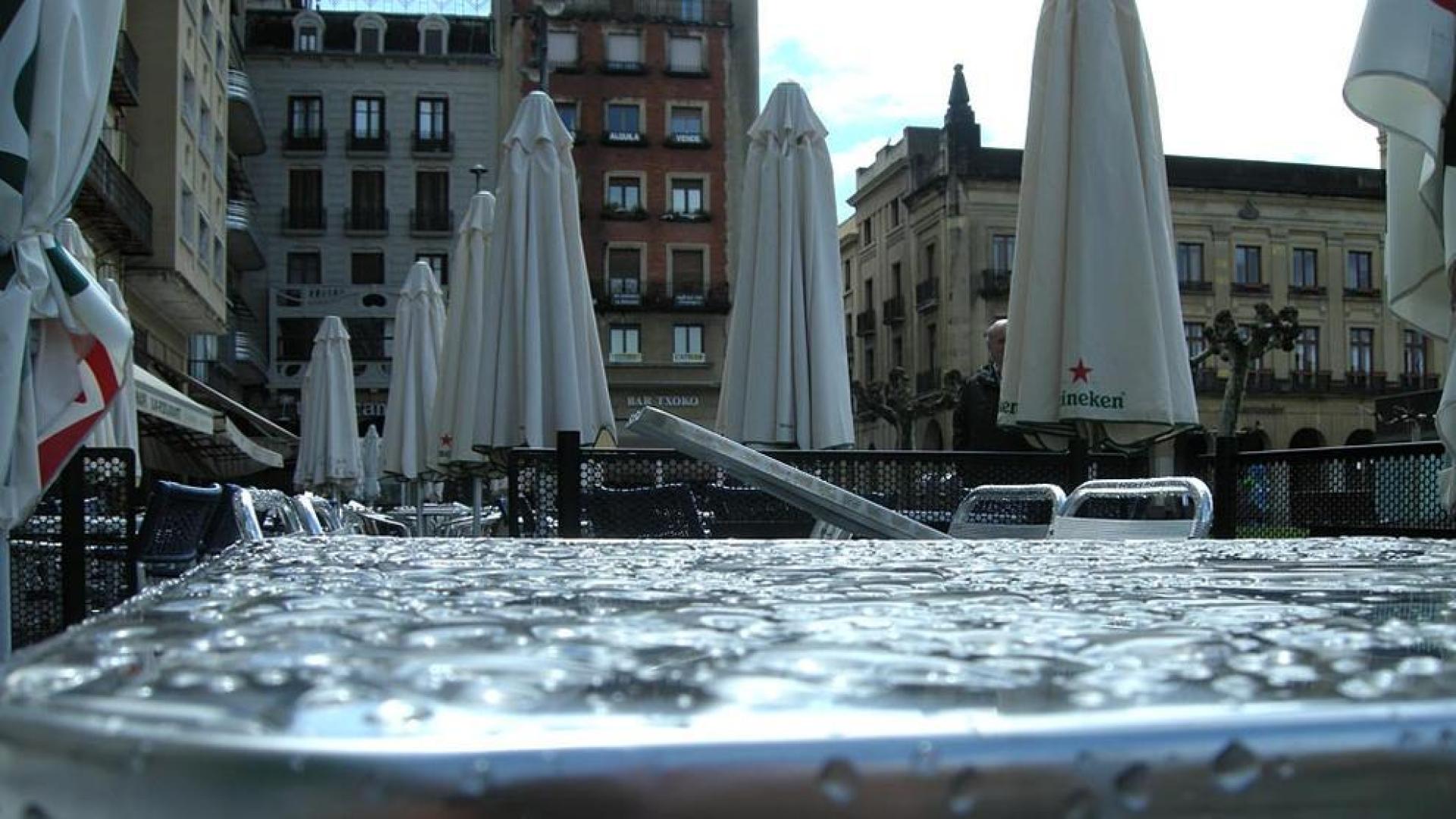 La lluvia y el sol se han alternado durante toda la jornada del domingo en la capital navarra.