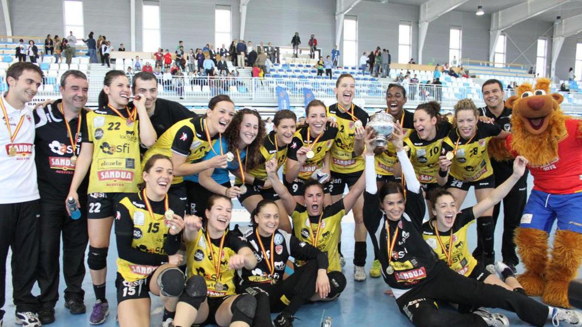 Las jugadoras del Asfi Itxako se han proclamado campeonas de la XXXIII Copa de la Reina de balonmano tras vencer en la final al Bera Bera guipuzcoano.