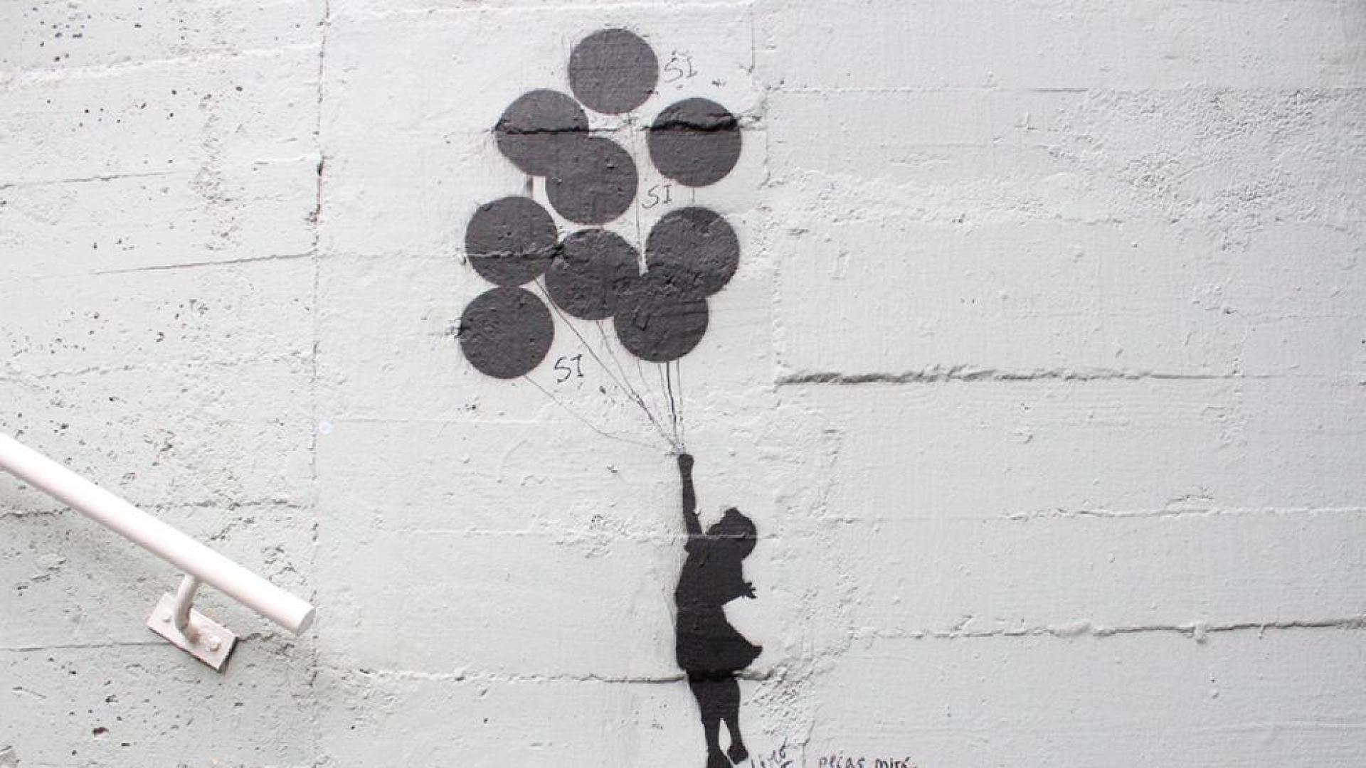 Grafitis de similar estética a la del famoso grafitero internacional Banksy decoran las paredes del tunel que une la calle Esquiroz con la Universidad de Navarra