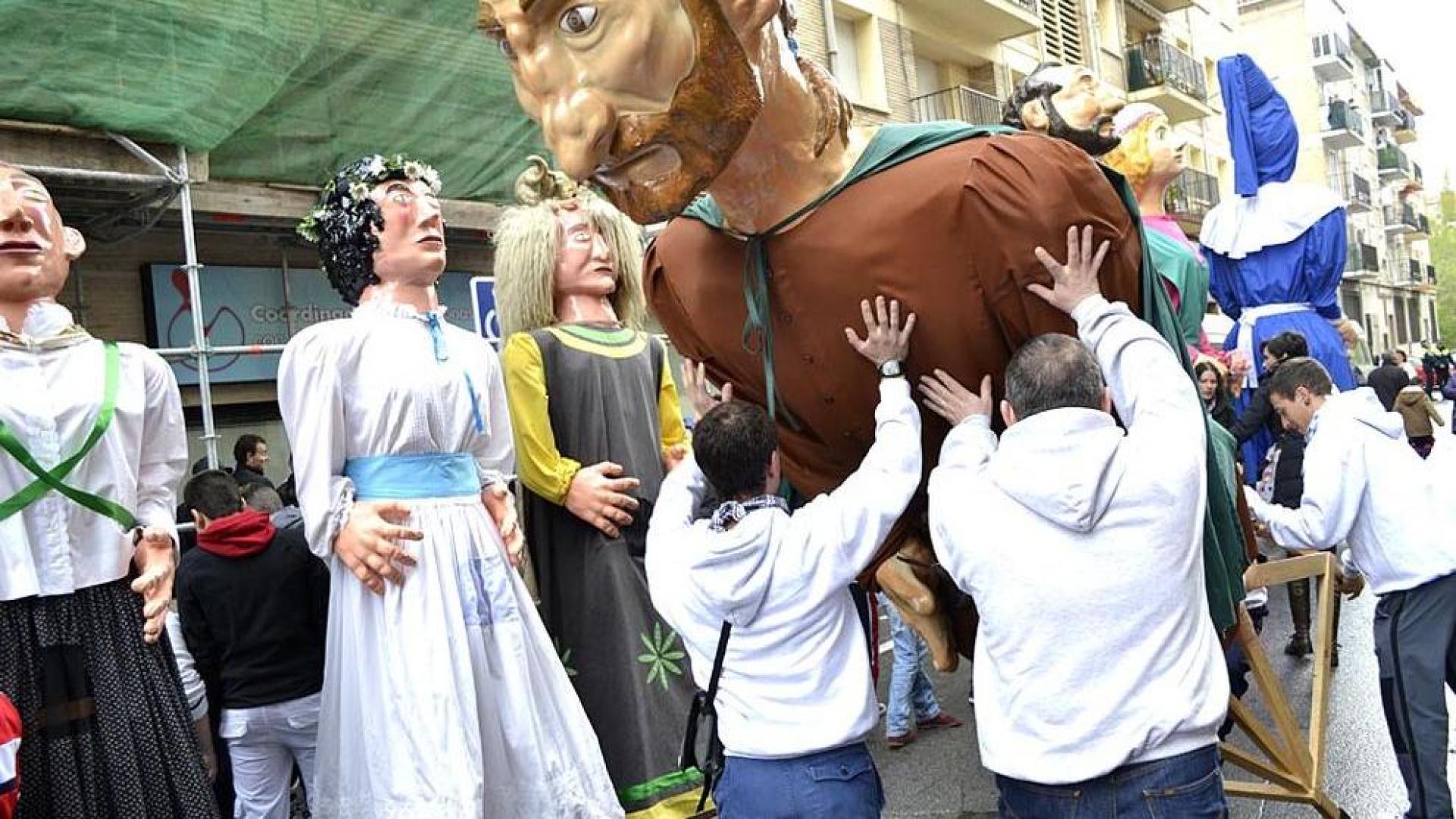 Comparsa de gigantes durante las fiestas de San Jorge