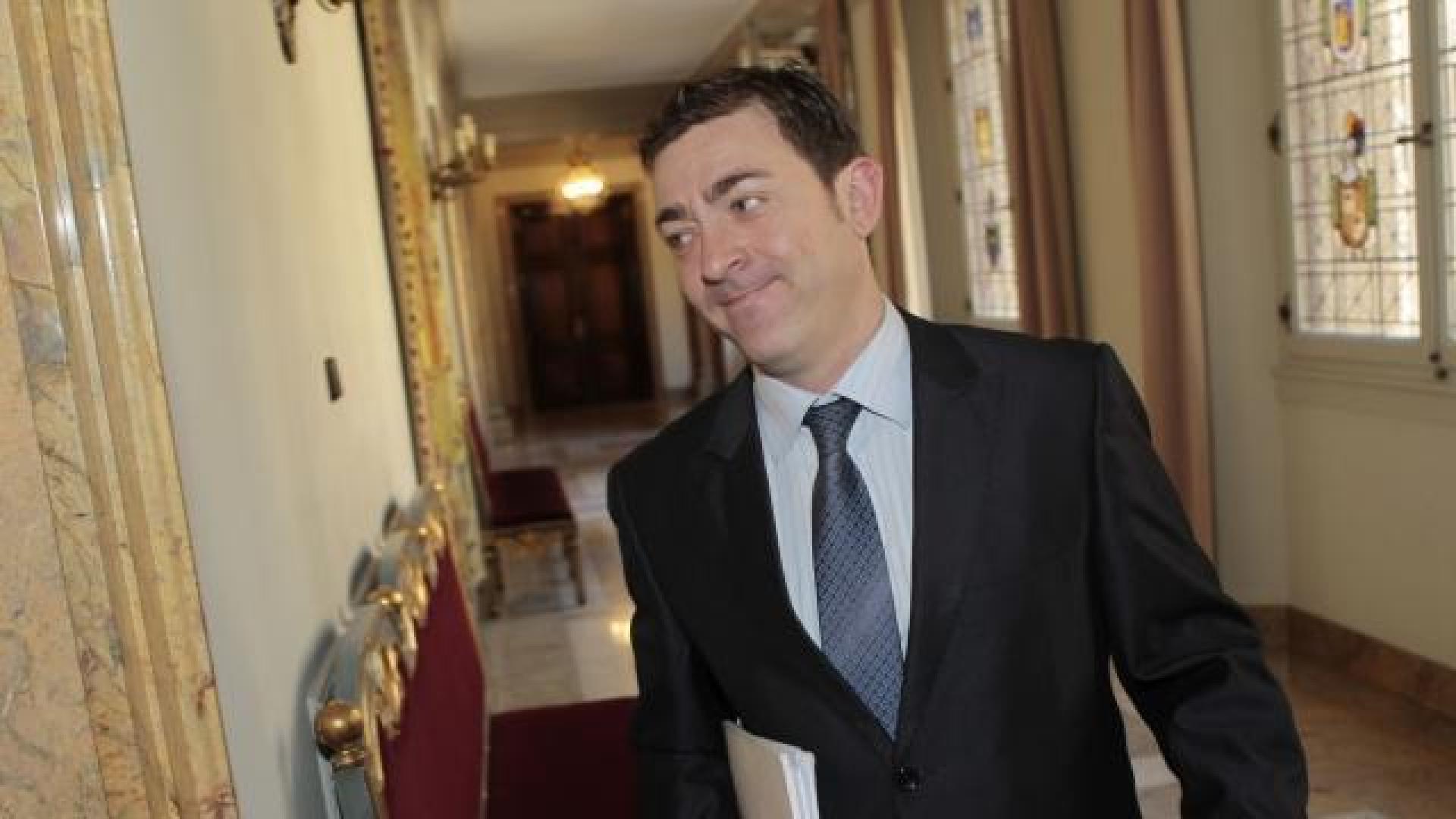 Roberto Jiménez, vicepresidente del Gobierno, en un pasillo del Palacio de Navarra. 	EDUARDO BUXENS
