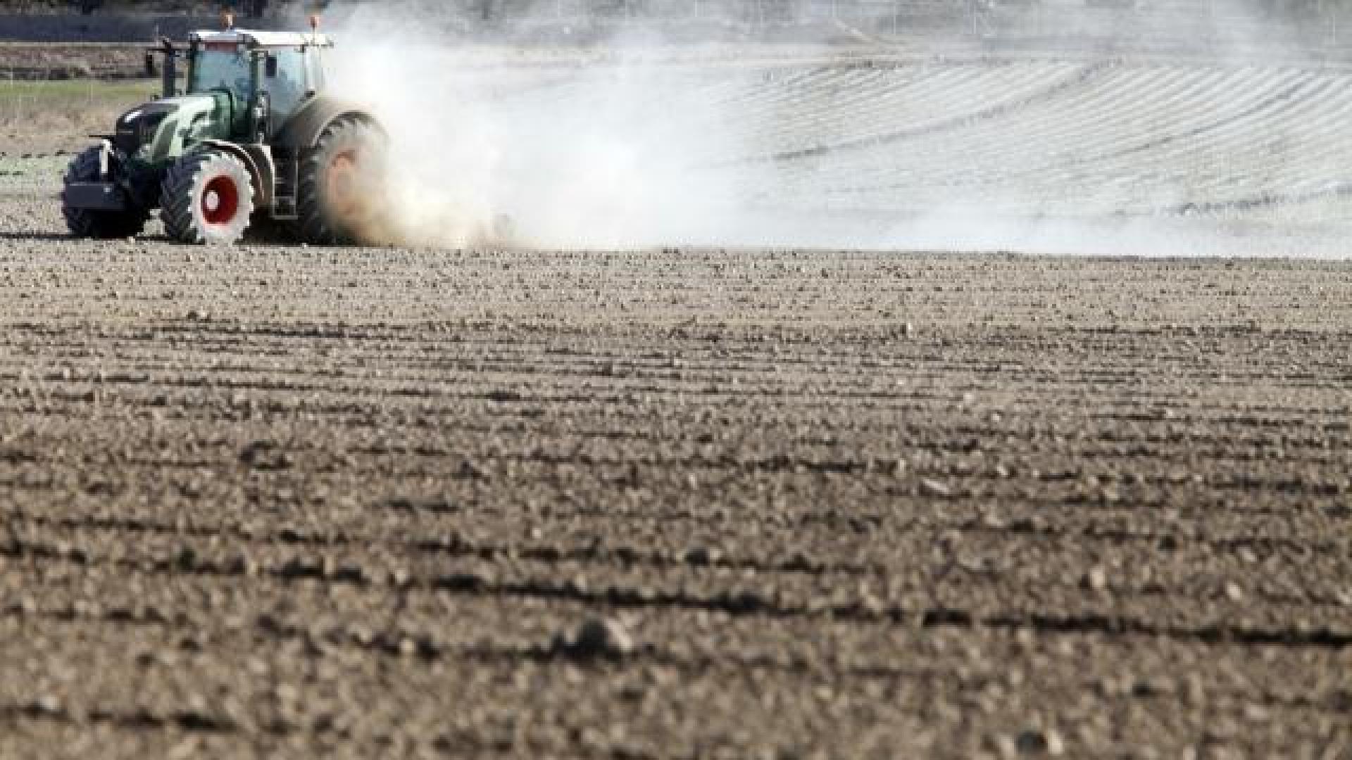 Imagen de un tractor en un campo durante la semana pasada.	 IVAN BENÍTEZ
