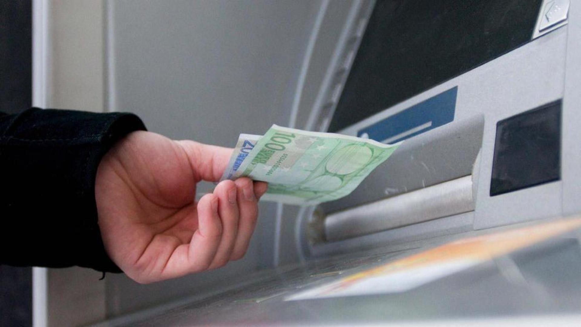 Sacando dinero en un cajero