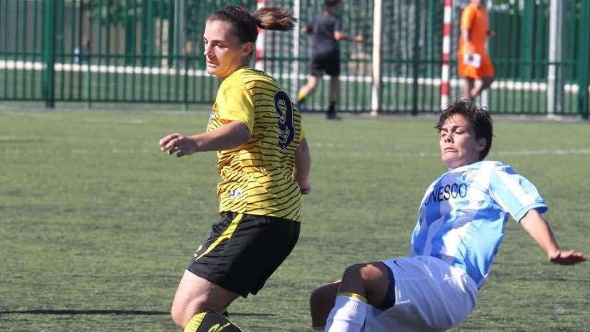 Maite Bastyr, norteamericana de familia navarra y fichaje estrella del Lagunak, es Pichichi con 3 goles. 	SESMA
