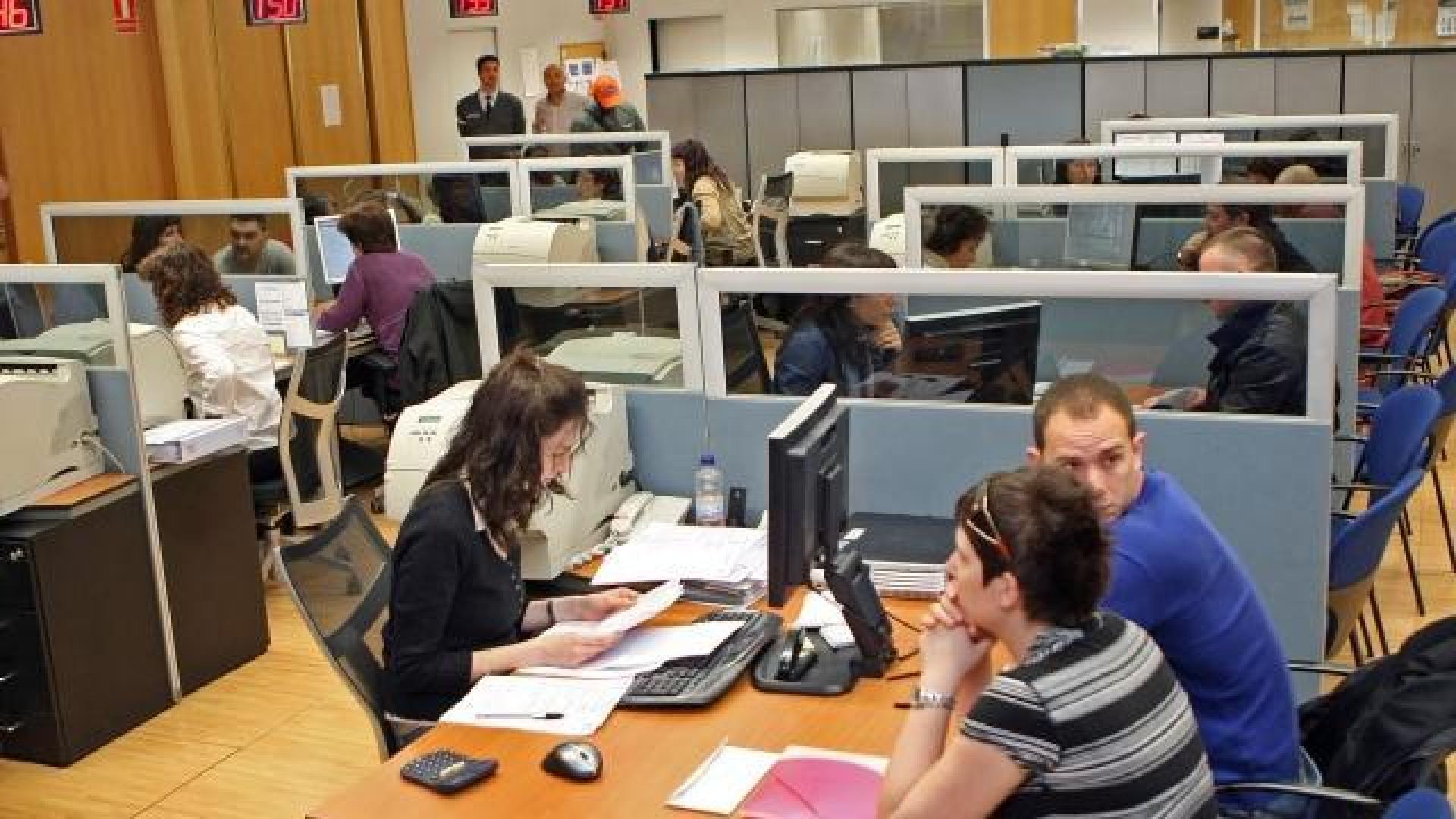 Imagen de una oficina de Hacienda en Pamplona. Los empleados públicos podrían aumentar en 50 minutos su jornada semanal. 	BUXENS