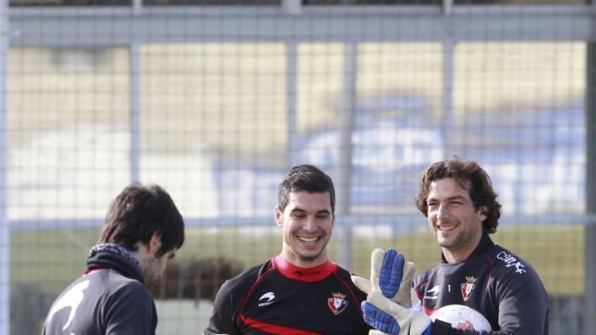 Los tres porteros de Osasuna, Asier Riesgo, Andrés Fernández y Ricardo López en un entrenamiento de Tajonar.	 EDUARDO BUXENS