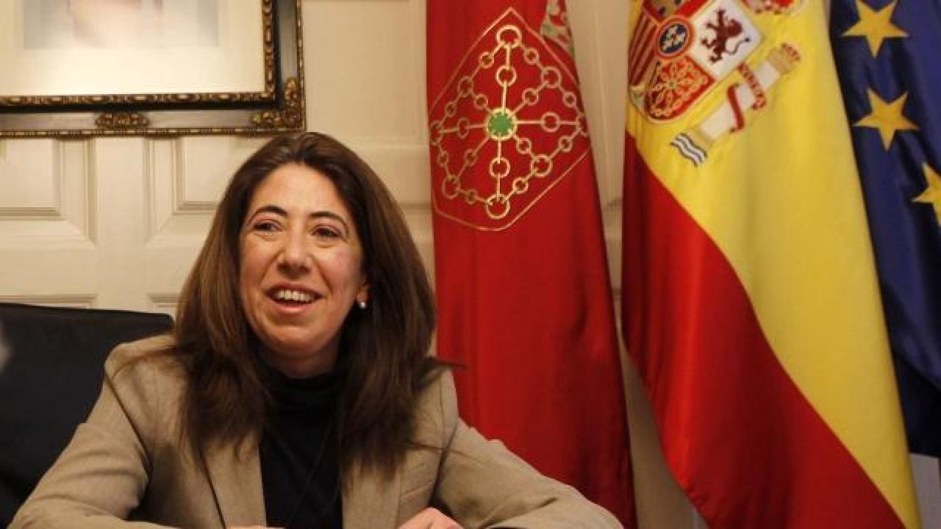 Carmen Alba Orduna durante un momento de la entrevista, en el despacho de delegación del Gobierno