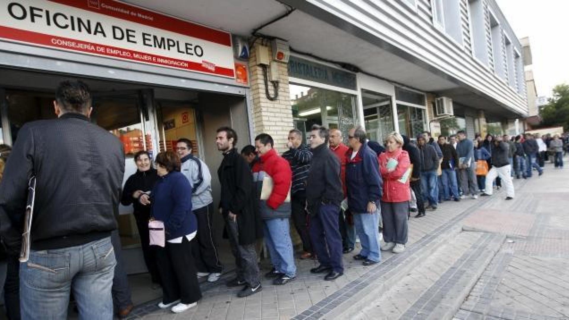 Personas en paro haciendo cola en una oficina de empleo, en una imagen de archivo. 	EFE