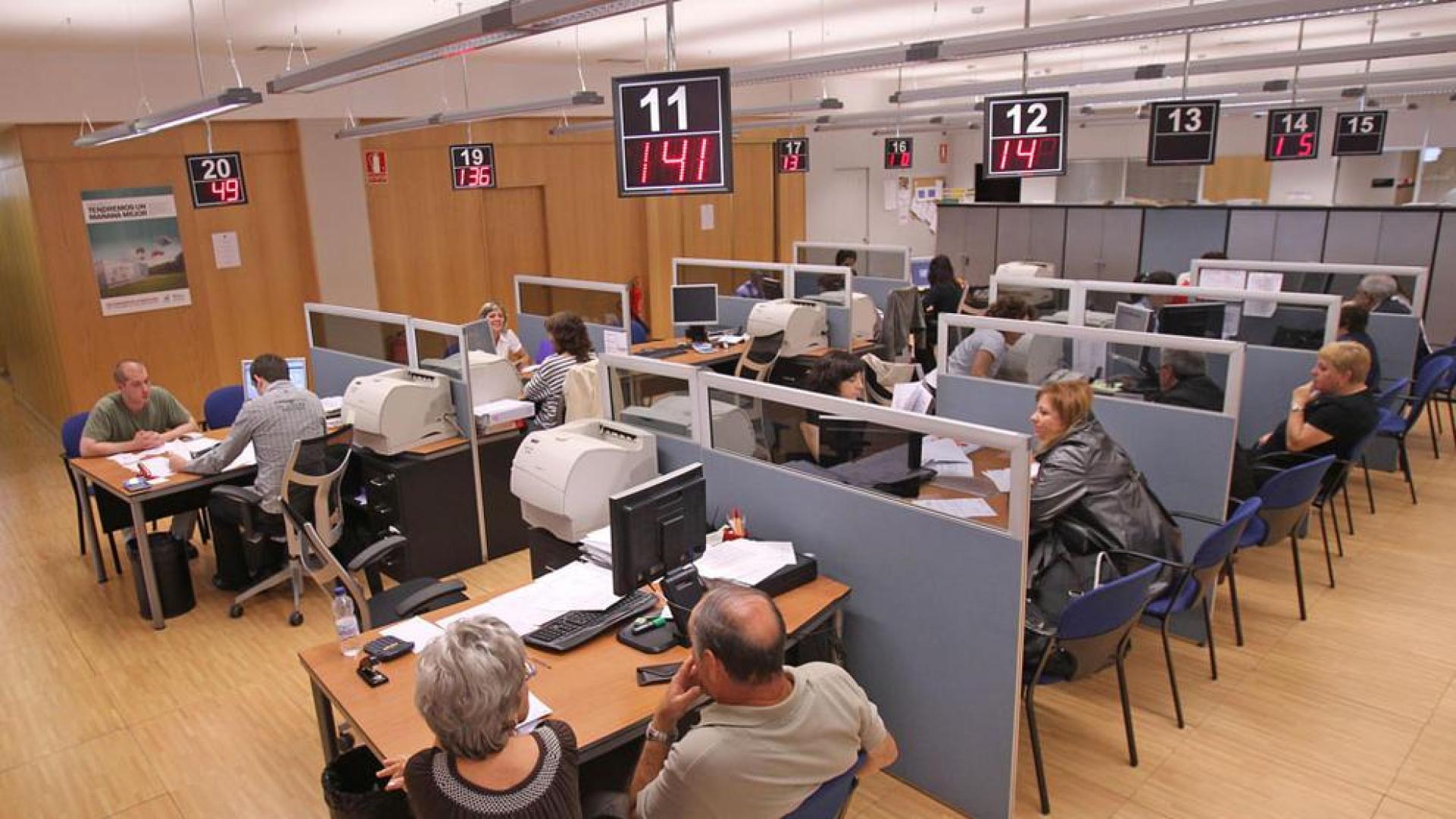 El Gobierno foral presenta 14 medidas para ahorrar 25 millones en personal