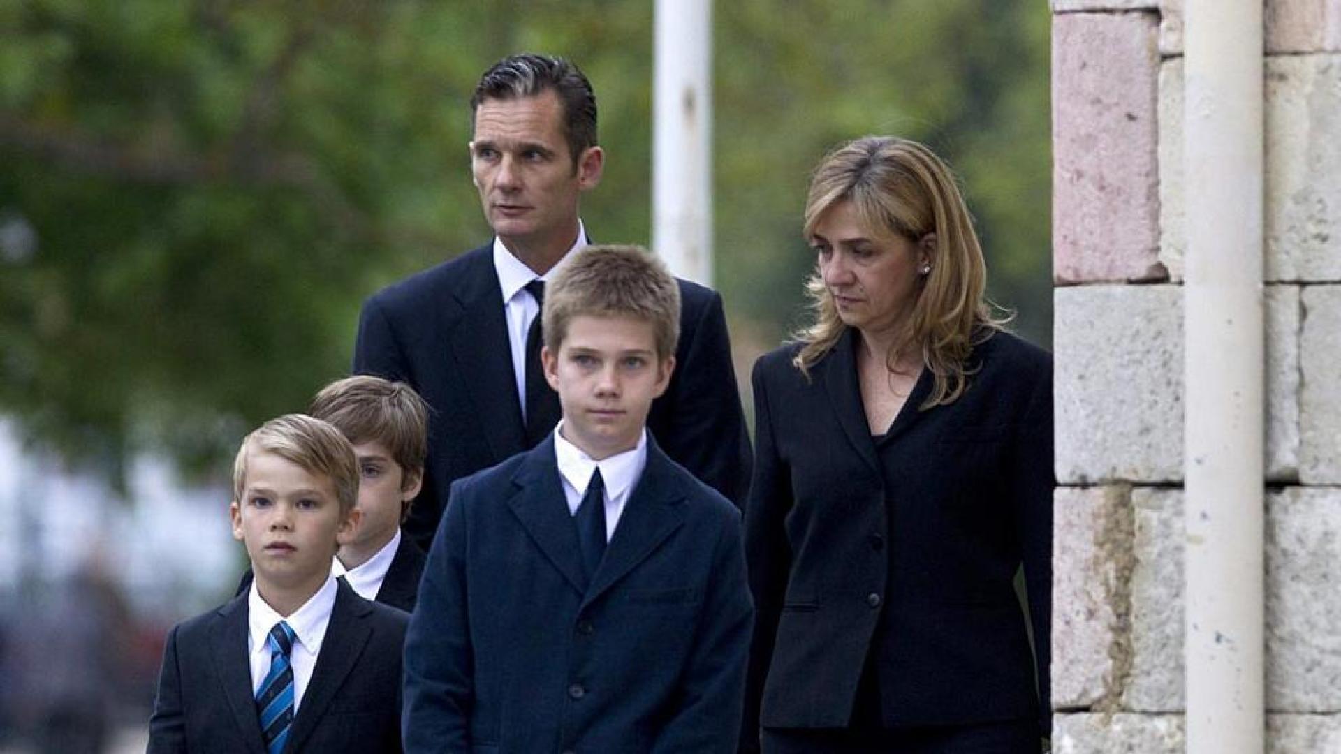 La Infanta y sus hijos en el funeral del padre de Urdangarín