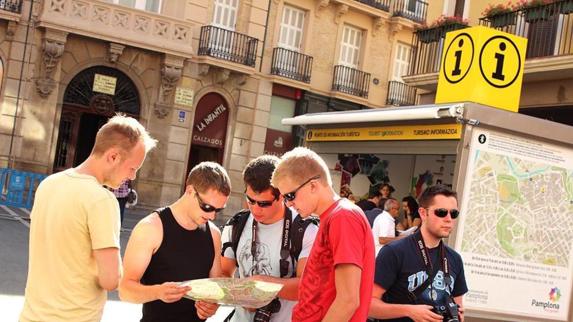 Más de una semana después de las fiestas de Pamplona, el Casco Antiguo todavía se viste de San Fermín y grupos de turistas se enredan con retraso en el recorrido del encierro. P.Z.