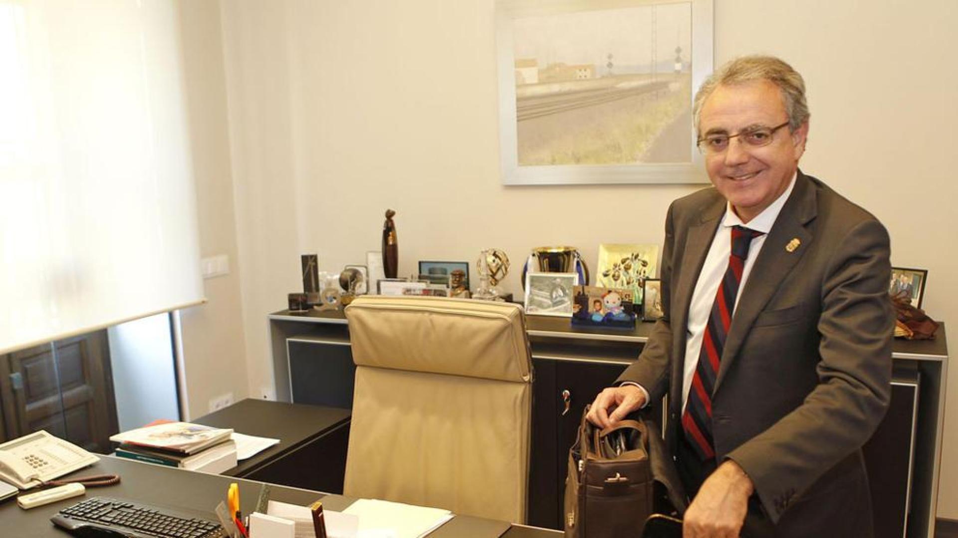 Sanz, partidario de reducir el n&uacute;mero de parlamentarios