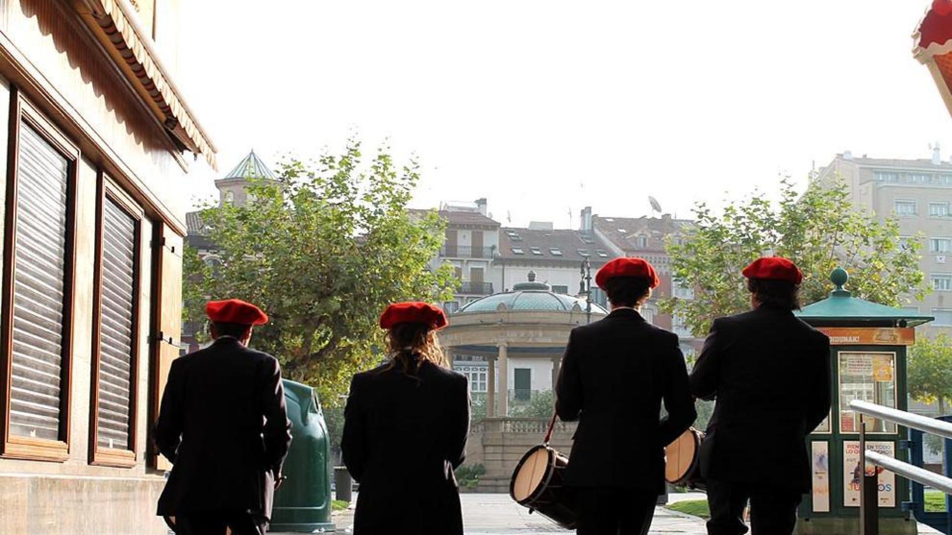 Los gaiteros y txistularis municipales amenizaron las calles de Pamplona la mañana de este sábado con motivo de San Fermín Chiquito