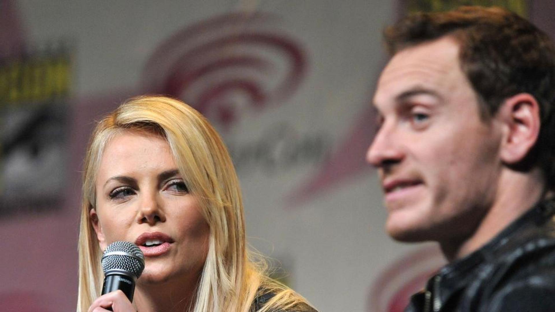 Charlize Theron se cuelga de Michael Fassbender