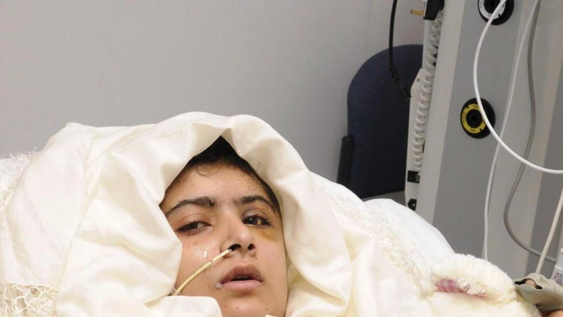 Malala ya puede ponerse de pie y se comunica con notas