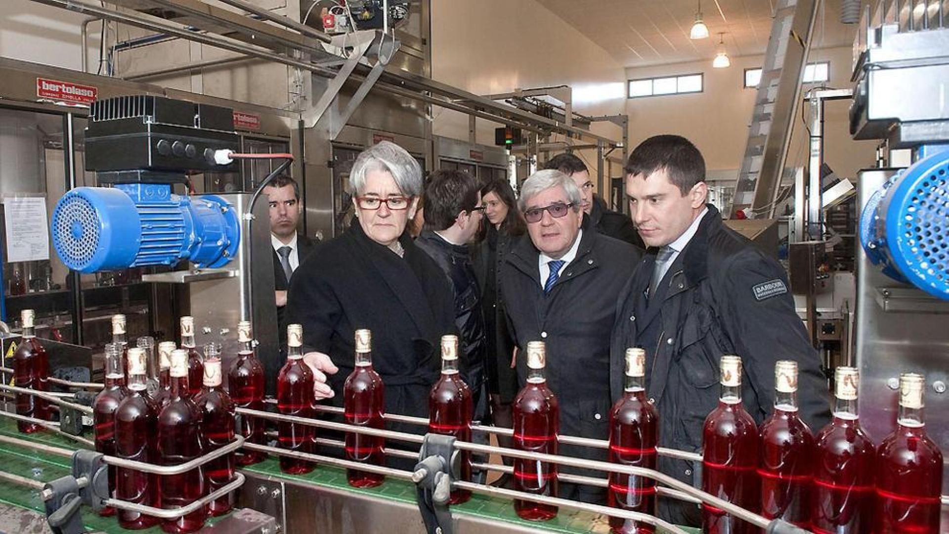 Goicoechea visita las nuevas instalaciones de Bodegas Onta&ntilde;&oacute;n