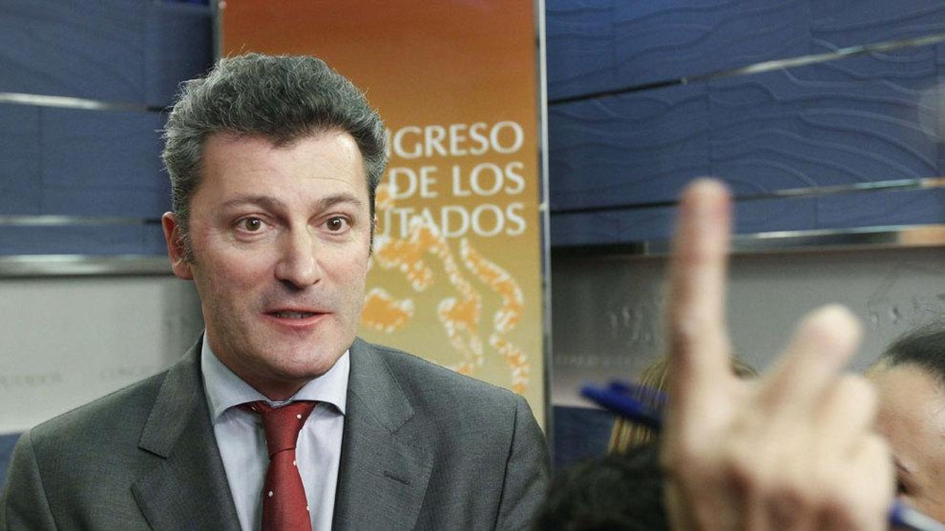 Cervera presenta su dimisi&oacute;n pero dice que es una "v&iacute;ctima"