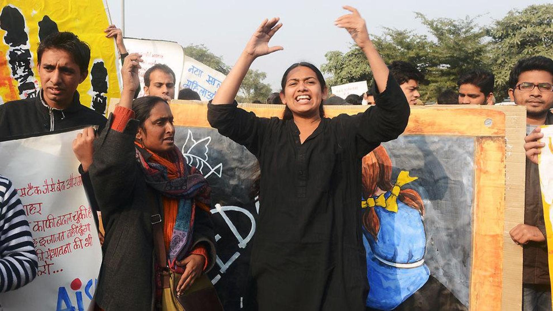 M&aacute;s protestas en India por la muerte de una joven violada