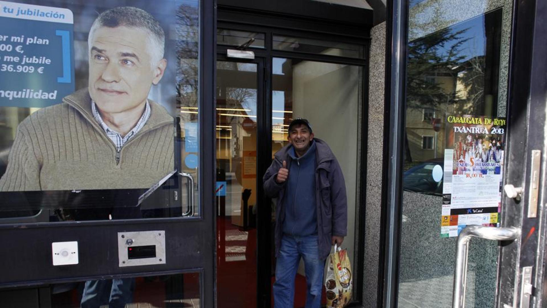 Un mendigo devuelve una cartera con 200 euros que encontr&oacute; en un banco