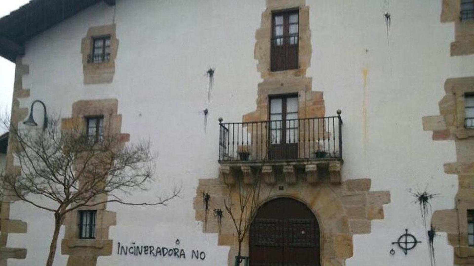 Pintadas amenazantes en la casa de Goicoechea en Olazagut&iacute;a