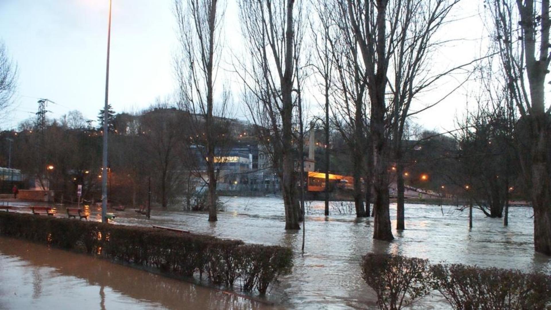 Las lluvias de los pasados días y el deshielo de la nieve ha provocado una subida del río Arga en algunas zonas de la capital navarra