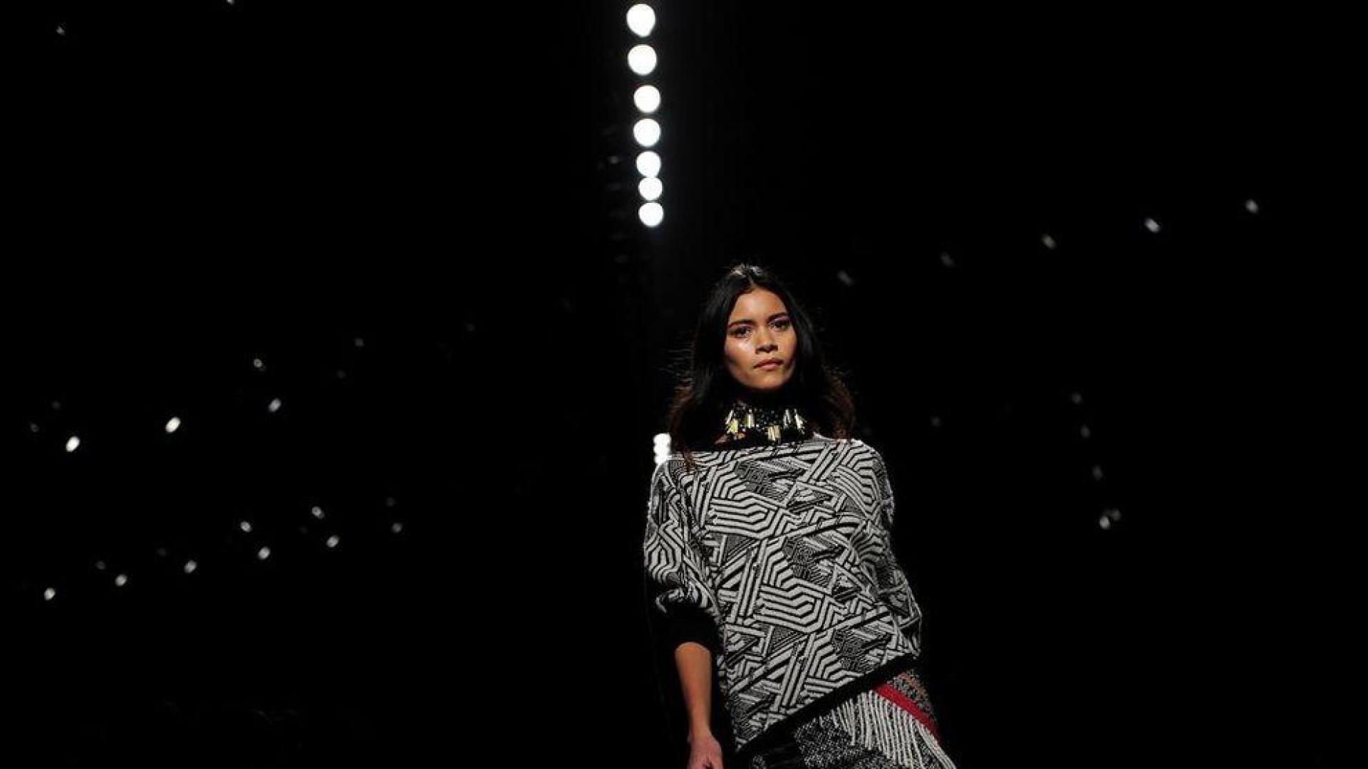 Custo Barcelona exhibe una mujer cosmopolita y atrevida