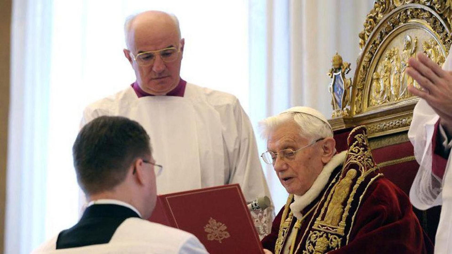 El Papa renuncia a su Pontificado