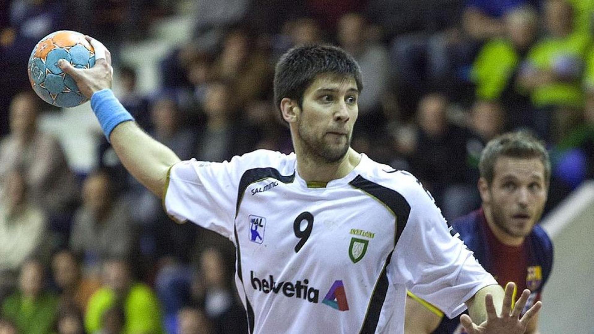 Al final no pudo ser y el equipo de balonmano de Anaitasuna fue eliminado de la Copa del Rey por el todopoderoso FC Barcelona en la eliminatoria a partido único. Un Helvetia, muy valiente en su planteamiento, y a pesar de llegar con dos goles de desventaja al minuto final, cayó derrotado por 29-33. El juego y la forma de perder deben reforzar al equipo pamplonés en lo que resta de Liga, su verdadero objetivo esta temporada. A pesar de la eminencia de su encuentro con el segundo clasificado, el Barça no reservó y puso en liza a todas sus estrellas.