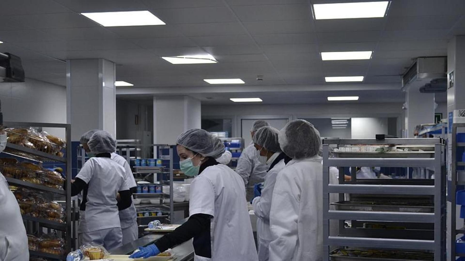 Las nuevas cocinas de Virgen del Camino están preparadas para servir 26.000 raciones.