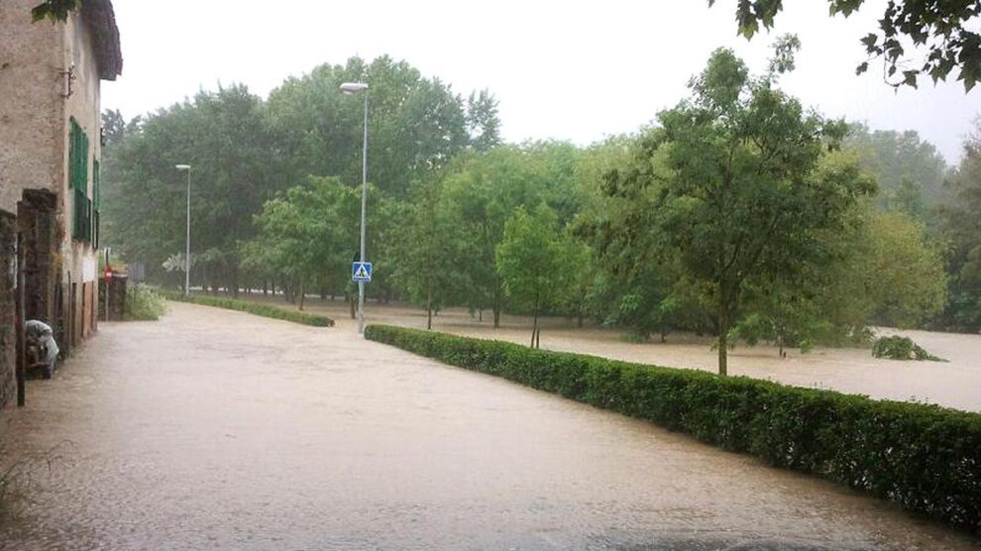 El río Arga ha comenzado a desbordarse sobre las 6.46 horas a su paso por las localidades de Pamplona, Burlada, Villava y Huarte.
