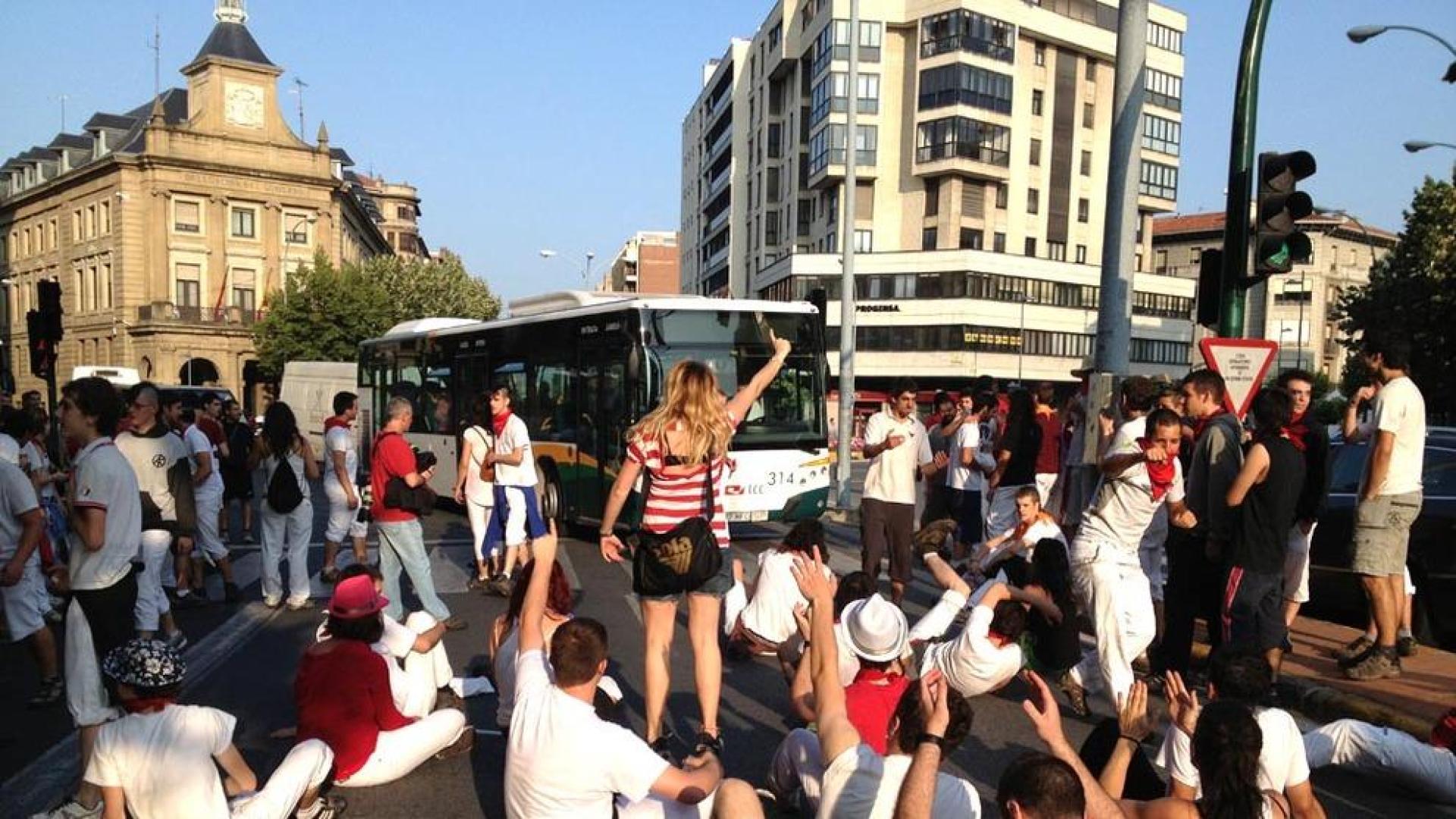 El particular encierro, protagonizado por un San Fermín de carne y hueso y la Espada de Induráin, ha reunido a un centenar de mozos.