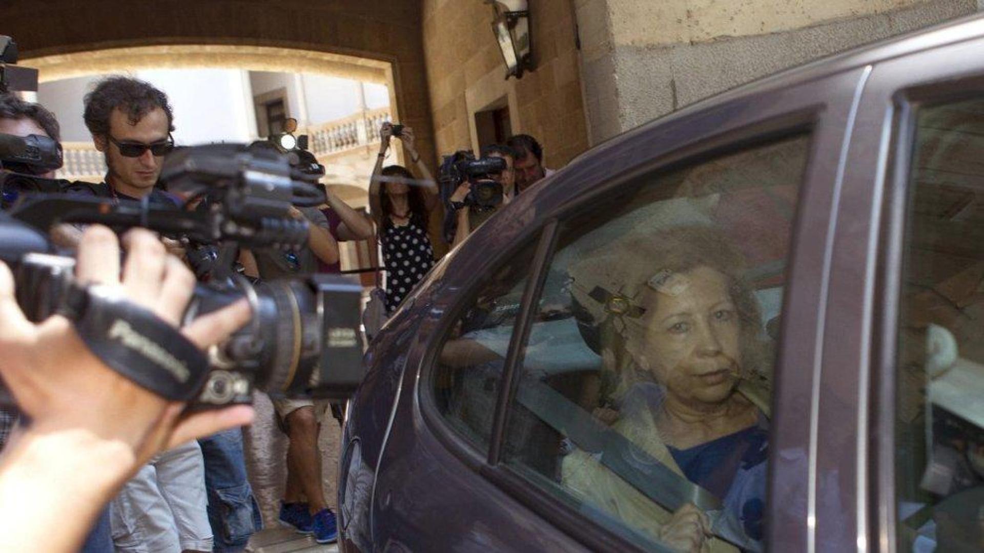 Maria Ant&ograve;nia Munar llega a la c&aacute;rcel de Palma en el coche policial