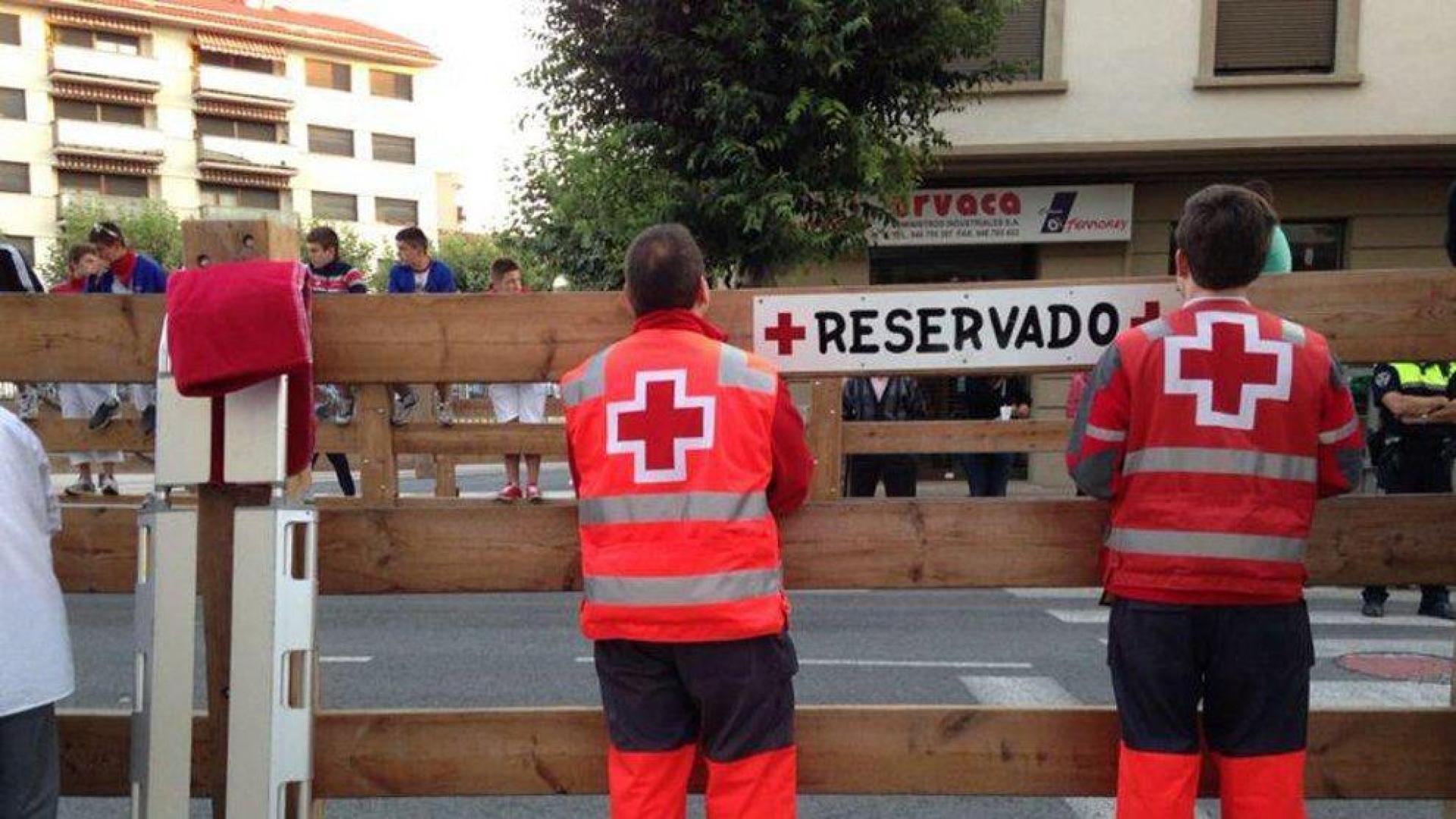 Miembros de la Cruz Roja, antes del inicio del tercer encierro de Tafalla