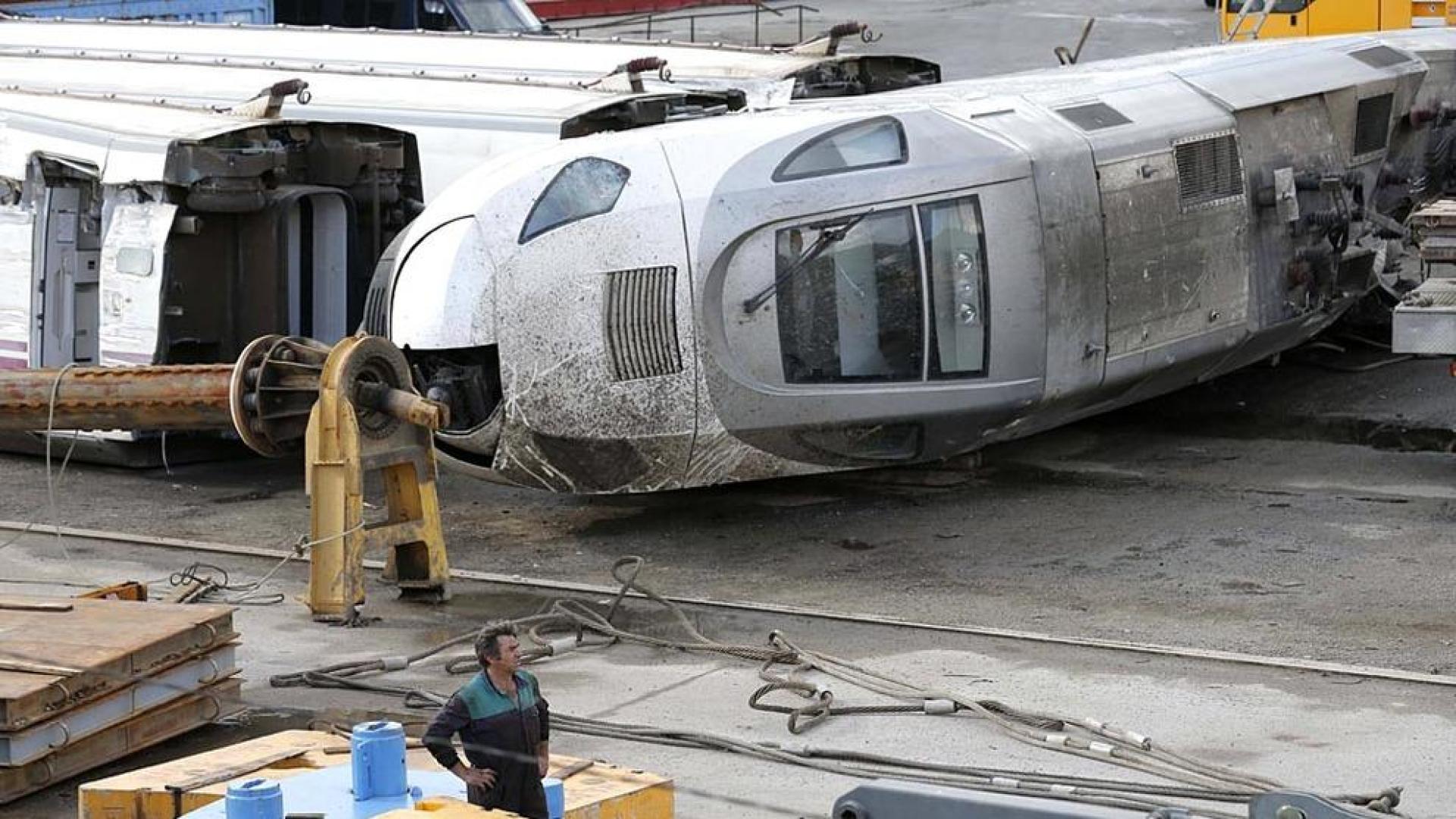 Tras el accidente de un tren descarrillado que provocó la muerte de 78 personas, las labores de este fin de semana se han centrado en remover los restos de la maquinaria de la vía, identificar los últimos cuerpos y recuperar las pertenencias de los viajeros. Mientras, Santiago de Compostela y España continúan su jornada de luto.